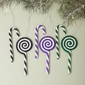 Weihnachtliche Zuckerstangen und Lutscher in Lila, Grün und Schwarz für die Dekoration - Bunte Süßigkeit Schwarz Lila Grün