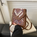 Ethno-Mini-Umhängetasche für Handys mit geometrischem Webmuster und braunem Lederbesatz - Braun