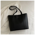 Detalle de bolso tote minimalista de cuero negro con letras doradas de FASHION & BAGS - Negro