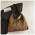Borsa hobo leopardata con tracolla in pelle marrone e design retrò a mezzaluna - Leopardo Caffè