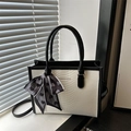 Elegante borsa tote a contrasto bianca e nera con raffinato foulard in seta a cuori - Nero