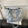 Blauwe gewatteerde denim tote bag met zilveren ketting en stijlvolle B-hanger - Blauw