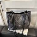 Grijze gewatteerde denim shopper met metalen kettingen en letterhanger voor dagelijks gebruik - Zwart