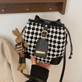 Retro houndstooth bucket bag with leather trim and a cute woven bunny keychain - Black