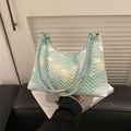 Borsa a secchiello sottobraccio verde menta trapuntata a V con motivi di nuvole e farfalle oro - Verde