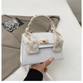 Détail du mini sac blanc avec fermoir tournant doré et poignée entourée d'un foulard - Avec Décoration de Foulard en Soie / Blanc
