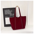 Dettaglio della borsa tote in velluto bordeaux con borchie argentate e tracolla lunga - Rosso