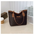 Sac fourre-tout matelassé noir avec bordures marron dans un décor de maison cosy - Noir