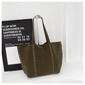 Dettaglio della borsa tote oliva scuro con rivetti argento e trama in tela pregiata - Verde