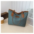 Grand sac fourre-tout matelassé bleu avec anses en cuir marron et écusson logo - Vert