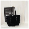Grande borsa tote in velluto nero con borchie argentate e tracolla moda - Nero