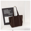 Détail d'un sac cabas en toile marron foncé avec rivets argentés et grande capacité - Marron