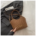 Detail der Beuteltasche mit Leopardenmuster und Goldbeschlägen auf grauem Blazer - Brauner Leopard