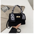 Sac Kelly en daim noir chic avec poignée en foulard de soie et fermoir doré en métal - Avec Décoration de Foulard en Soie / Noir
