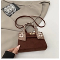 Sac bandoulière en daim marron foncé avec foulard à carreaux et fermoir en métal doré - Avec Décoration de Foulard en Soie / café