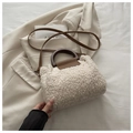 Weiße flauschige Fleece-Handtasche mit braunen Holzgriffen und Leder-Schultergurt - Weiß