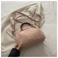 Rosa Teddy-Handtasche mit Holzgriffen und Lederriemen für den Winter-Look - Rosa