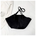 Bolso tote minimalista de ante negro con gran capacidad y diseño asimétrico - Negro