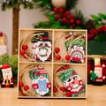 Weihnachtliche Gnom-Holzanhänger-Set in einer 4-Fächer-Box mit festlichen Schneeflocken - Weihnachten Holz 4-Gitter Stil D