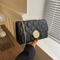 Schwarze gesteppte Umhängetasche mit goldenem Verschluss und eleganter Metallkette - Schwarz