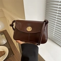 Bolso bandolera retro de cuero marrón oscuro con cierre dorado y nudo en la correa - Marrón
