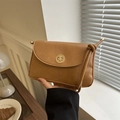 Bolso bandolera pequeño color camello con cierre giratorio dorado y detalle de correa anudada - Caqui