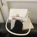 Moderne witte matte leren baguette tas met gouden sluiting en buisvormige schouderriem - Wit