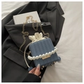 Nahaufnahme der blauen Eimertasche mit Webmuster, Perlengriff und Kordelzugverschluss - Blau