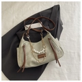 Borsa in tela verde chiaro con tracolla marrone, catena dorata e grandi perle - Con catena / Verde