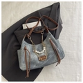 Borsa a spalla in denim grigio con dettagli in perle e tracolla in pelle marrone - Con catena / Grigio