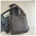 Detail van grijze canvas shopper met mode-instinct label en ritsvak aan de voorkant - Grijs