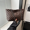 Bolso tote acolchado marrón oscuro con diseño de rombos y correas de cadena - Marrón