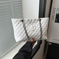 Bolso tote acolchado blanco con correa de cadena y logo circular de moda - Blanco