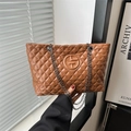 Bolso tote grande de cuero acolchado marrón con correas de cadena y logo circular - Marrón