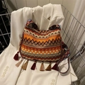 Bohemian Bucket Bag mit geometrischem Webmuster, Fransen und breitem Schultergurt - Braun
