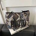 Ethnische Canvas-Tragetasche mit HOTO-Patch und Ledergriffen mit Metallkette - Schwarz