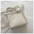 Dettaglio borsa tote beige in pelle martellata con cuciture fini e logo dorato - Bianco