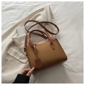 Détail du sac à main marron bi-matière avec lettrage doré sur tissu blanc - Beige