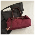 Vue détaillée du sac cabas en daim bordeaux avec sangle en cuir et boucle dorée - Rouge