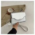 Elegante borsa da sera argentata con patta a onde e tracolla a catena dorata - Argento