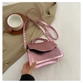 Borsa da sera rosa metallizzato con catena di lusso e finitura in similpelle liscia - rosa acceso