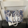 Ethno-Web-Tote-Bag mit geometrischem Muster, Logo und Schultergurt aus Metallkette - Blau