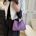 Bolso hobo morado elegante con pedrería brillante y correa de hombro negra - Púrpura