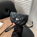 Sac bandoulière matelassé hexagonal noir chic avec fermoir rotatif argenté et sangle - Noir
