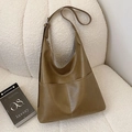 Borsa hobo vintage verde oliva in morbida ecopelle con cuciture decorative e doppie tasche - Sabbia