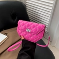Sac bandoulière fuchsia matelassé en similicuir avec fermoir rotatif argenté élégant - Rose rouge