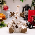 Weihnachts-Rentier-Plüschfigur mit Strickmütze, Karoschal und Schneeflocken-Stickerei - Nordischer Stil Sitzendes Rentier