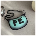 Detalle macro del bolso de silla degradado verde menta y negro con letras FE impresas - Verde