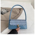 Borsa sottobraccio blu in ecopelle e tweed con chiusura a scatto dorata per donna - Blu