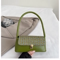 Borsa sottobraccio in pelle verde erba con patta intrecciata e chiusura dorata - Verde